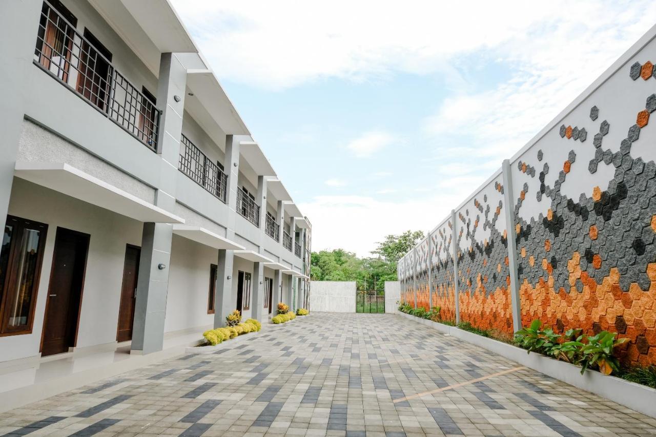Oyo 2140 Hs Residence Тулунгагун Екстериор снимка