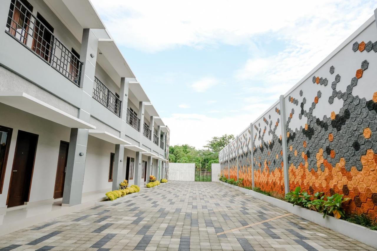 Oyo 2140 Hs Residence Тулунгагун Екстериор снимка