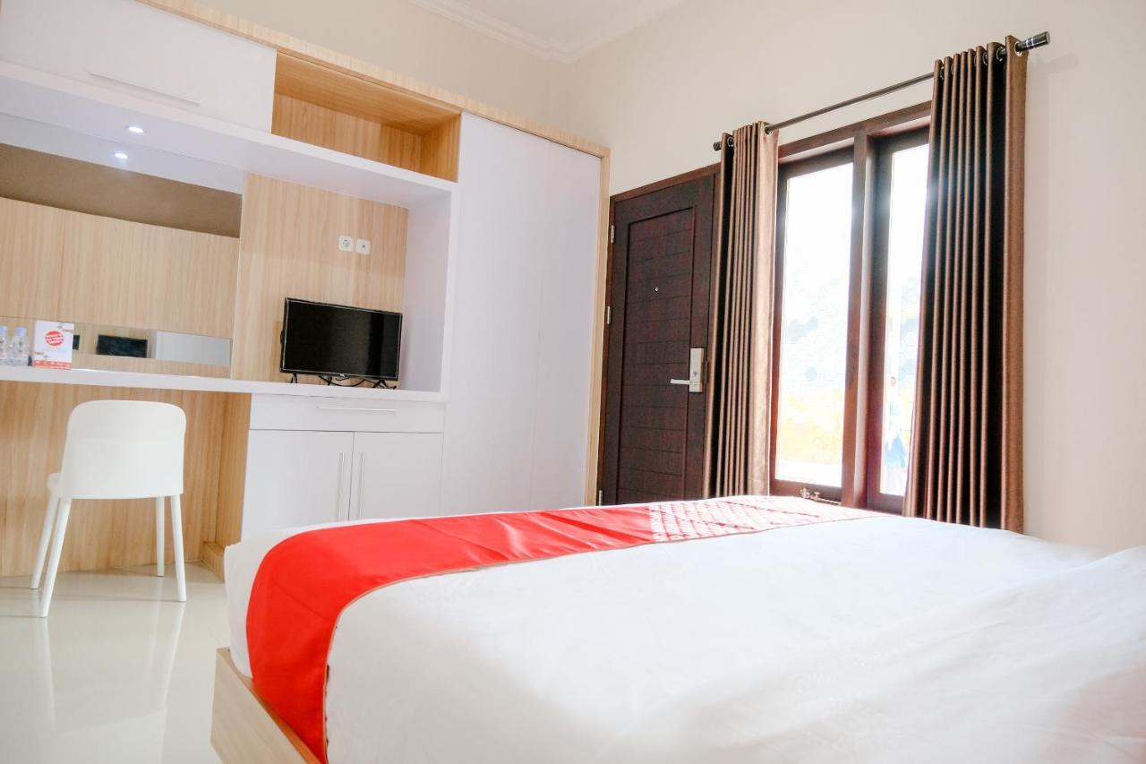 Oyo 2140 Hs Residence Тулунгагун Екстериор снимка